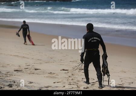 salvador, bahia / brasilien - 30. Mai 2017: Mitglieder der Feuerwehr Bahia durchsuchen die Person, die am Strand Barra in Salvador verschwunden ist. *** Lokal Stockfoto