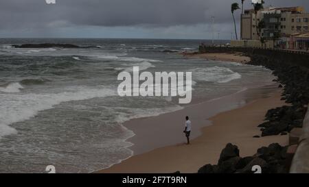 salvador, bahia / brasilien - 30. Mai 2017: Jung und gesehen am Pituba Beach in der Stadt Salvador. *** Ortsüberschrift *** Stockfoto