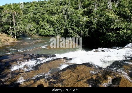 itacare, bahia / brasilien - 30. august 2011: Blick auf den Wasserfall des Tijuipe Flusses in Itacare. Der Ort liegt zwischen dem Meer und dem Atlantischen Wald, im Süden Stockfoto