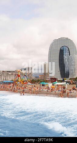 BATUMI, GEORGIA - August 18,2019. Die Leute entspannen sich am Strand. Beliebter Strand von Batumi Stockfoto