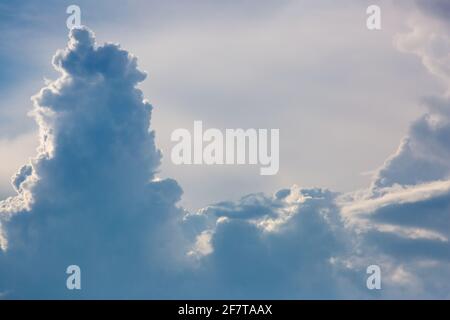 Beeindruckende Wolkenformationin vor blauem Himmel. Cumulonimbusbildung. Okavango-Delta. Botswana. Südliches Afrika. Stockfoto