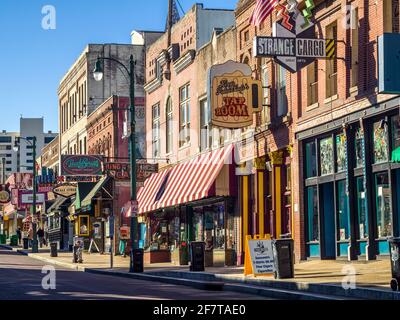 Mit Blick auf die Beale Street, einem bedeutenden Ort in der Geschichte der Stadt sowie in der Geschichte der Blues-Musik, Memphis Tennessee Stockfoto