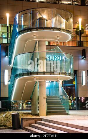 POZNAN, POLEN - 13. Feb 2017: Moderne Treppe führt nachts in eine höhere Etage des Einkaufszentrums Posnania Stockfoto