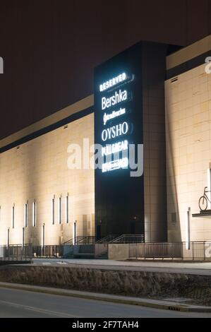 POZNAN, POLEN - 13. Feb 2017: Logo der Reihe auf dem neuen Einkaufszentrum Posnania bei Nacht Stockfoto