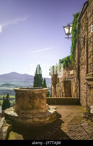 Pienza Stadt, malerischer alter Brunnen und Panoramablick. Toskana, Italien, Europa Stockfoto