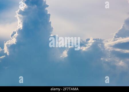 Beeindruckende Wolkenformationin vor blauem Himmel. Cumulonimbusbildung. Okavango-Delta. Botswana. Südliches Afrika. Stockfoto