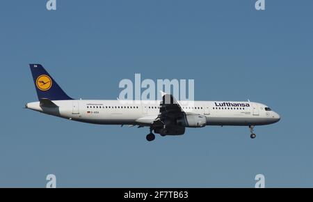 Düsseldorf, 16. Februar 2016: Airbus A321-200 der Lufthansa bei der endgültigen Annäherung in der Nähe des Düsseldorfer Flughafens Stockfoto