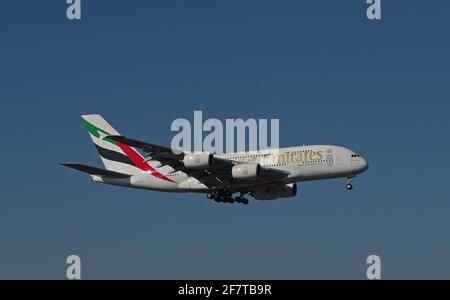 Düsseldorf, Deutschland - 16. Februar 2016: Airbus A380-800 der Emirates Airline am Düsseldorfer Flughafen bei endgültiger Annäherung Stockfoto