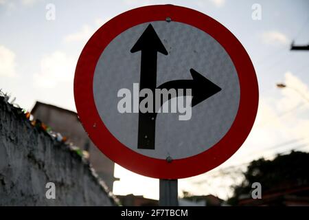 mata de sao joao, bahia / brasilien - 16. oktober 2020: Die Verkehrszeichen gehen geradeaus oder rechts auf Praia do Forte in der Gemeinde Mata de Sao Joao. Stockfoto