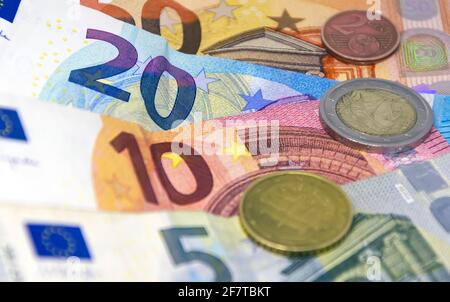 Münzen und Banknoten verschiedener Werte der Europäischen Union. Der Euro ist die europäische Währung. Finanzen, Wirtschaft und Unternehmen. Bargeld und Einsparungen Stockfoto