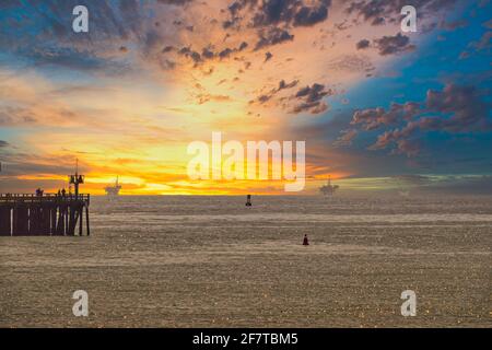 Ölbohrinseln vor der Küste in der Nähe von Santa Barbara als die Sonne Liegt über dem Pazifischen Ozean Stockfoto