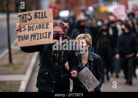 09.04.21. ‘Tötet Den Protest Des Bill In Bristol. Ein Protestler hält ein Plakat, das auf den Tod von Prinz Philip während eines Protestes „Kill the Bill“ verweist Stockfoto