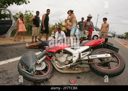 porto seguro, bahia / brasilien - 30. dezember 2010: Samu-Retter warten auf einen Motorradfahrer, der an einem Unfall auf der Autobahn BR 367 in Porto Seguro beteiligt ist. Stockfoto