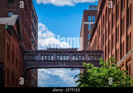 New York City, USA, Mai 2019, Blick auf die Skybridge der West 15th Street zwischen zwei Gebäuden über einem der Downtown Manhattan Street Stockfoto