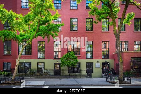 New York City, USA, Mai 2019, Blick auf ein rotes Backsteingebäude auf Straßenniveau im Stadtteil Chelsea Stockfoto