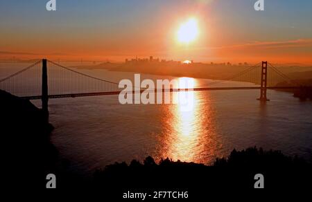 Panoramablick auf die Bucht von San francisco mit der Golden Gate Bridge im Vordergrund und dem Wasser und der Skyline der Stadt, die den strahlenden Morgen unterstützt. Stockfoto