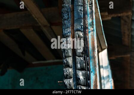 Verbranntes Fenster Holzrahmen . Verlassene Haus nach dem Feuer Stockfoto
