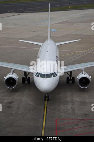 Düsseldorf, 27. März 2015: Airbus A318-100 von Air France am Flughafen Düsseldorf vor dem Andocken an die Passagierbrücke Stockfoto