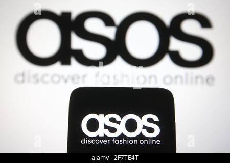 Ukraine. April 2021. In dieser Abbildung ist das ASOS-Logo eines britischen Online-Mode- und Kosmetikhändlers auf einem Smartphone und einem pc-Bildschirm zu sehen. (Foto von Pavlo Gonchar/SOPA Images/Sipa USA) Quelle: SIPA USA/Alamy Live News Stockfoto