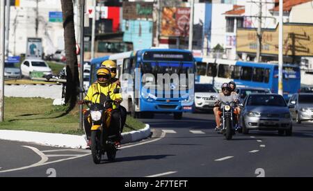 salvador, bahia / brasilien - 31. august 2018: Motorradfahrer fahren durch die Straßen der Stadt Salvador. *** Ortsüberschrift *** Stockfoto