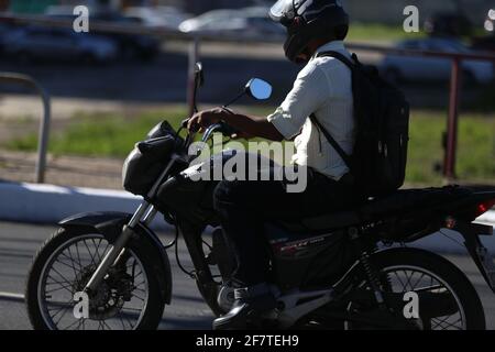 salvador, bahia / brasilien - 31. august 2018: Motorradfahrer fahren durch die Straßen der Stadt Salvador. *** Ortsüberschrift *** Stockfoto