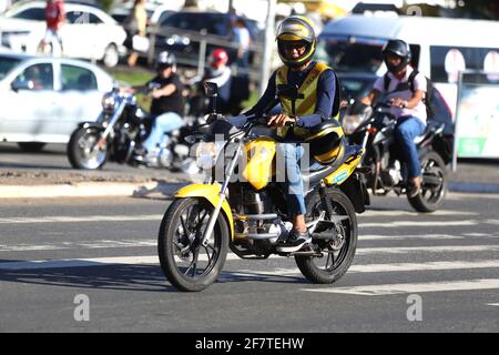 salvador, bahia / brasilien - 31. august 2018: Motorradfahrer fahren durch die Straßen der Stadt Salvador. *** Ortsüberschrift *** Stockfoto