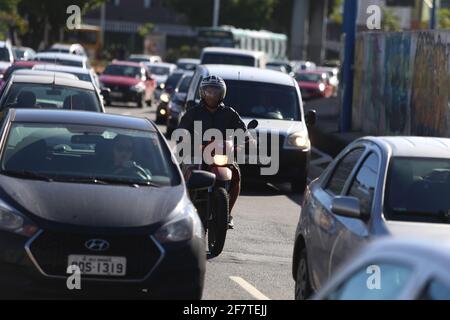 salvador, bahia / brasilien - 31. august 2018: Motorradfahrer fahren durch die Straßen der Stadt Salvador. *** Ortsüberschrift *** Stockfoto