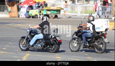 salvador, bahia / brasilien - 31. august 2018: Motorradfahrer fahren durch die Straßen der Stadt Salvador. *** Ortsüberschrift *** Stockfoto