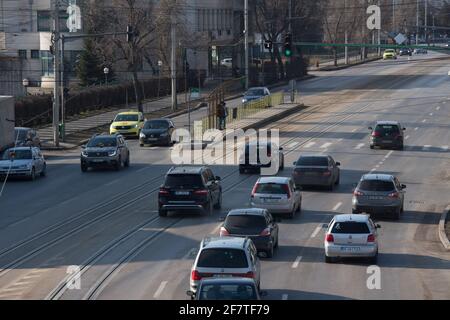 Iasi - Rumänien - 13.. März 2021: Autos auf der Straße während einer Sonne Stockfoto