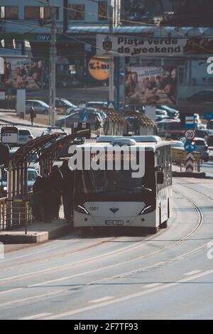 IASI, RUMÄNIEN - 13. März 2021: Iasi - Rumänien - 13. März 2021: Busbahnhof mit Menschen, die auf den Transport warten Stockfoto