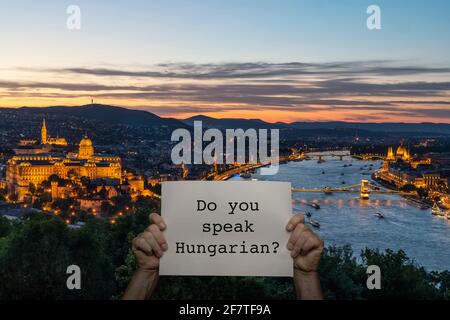 Ein Mann, der ein Schild mit Panoramablick auf hält Budapest im Hintergrund Stockfoto