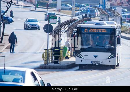 IASI, RUMÄNIEN - 13. März 2021: Iasi - Rumänien - 13. März 2021: Busbahnhof mit wartenden Menschen und Verkehr Stockfoto