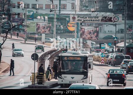 IASI, RUMÄNIEN - 13. März 2021: Iasi - Rumänien - 13. März 2021: Busbahnhof mit wartenden Menschen und Verkehr Stockfoto