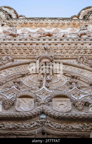 Mythologischer Greifen an der Hauptfassade des Palastes des infantados in guadalajara spanien, Renaissance Palastfassade, vertikal Stockfoto