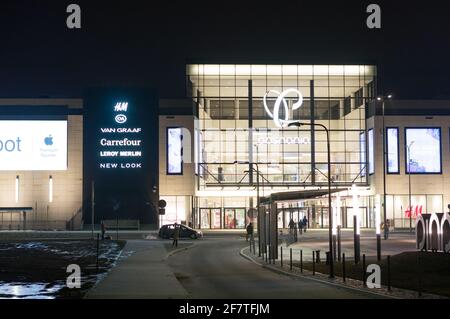 POZNAN, POLEN - 13. Feb 2017: Eingang des neuen modernen Einkaufszentrums Posnania bei Nacht Stockfoto