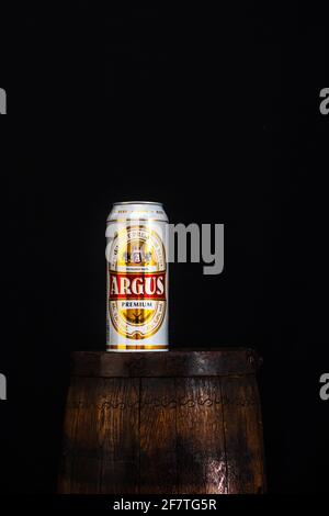 BUKAREST, RUMÄNIEN - 29. März 2021: Dose Argus-Bier auf Bierfass mit dunklem Hintergrund. Illustrative redaktionelle Aufnahme Bukarest, Rumänien, 2021 Stockfoto