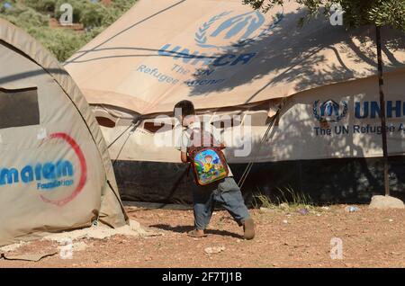 ATMEH, SYRIEN - 18. Jun 2013: Atmeh-Flüchtlingslager, Idlib, Syrien. Juni 2013. Intern vertriebene syrische Kinderflüchtlinge im Flüchtlingslager Atmeh, Stockfoto