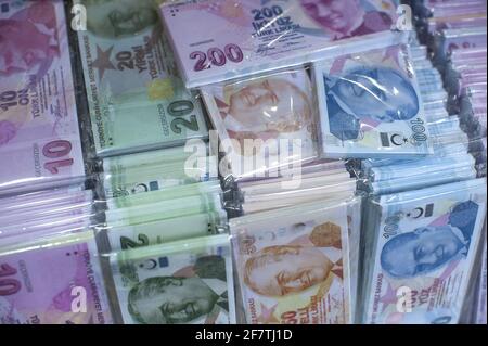 ISTANBUL, TÜRKEI - 26. Sep 2018: Istanbul, Türkei. 26. September 2018 Fake Turkish Lira zum Verkauf in einem lokalen Istanbuler Markt, Türkei Stockfoto