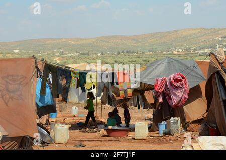 ATMEH, SYRIEN - 19. Jun 2013: Atmeh-Flüchtlingslager, Idlib, Syrien. Juni 2013. Intern vertriebene syrische Kinderflüchtlinge im Flüchtlingslager Atmeh, Stockfoto