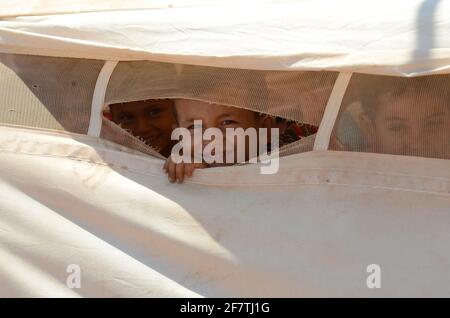 ATMEH, SYRIEN - 17. Jun 2013: Atmeh-Flüchtlingslager, Idlib, Syrien. Juni 2013. Intern vertriebene syrische Kinderflüchtlinge im Flüchtlingslager Atmeh, Stockfoto