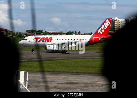 salvador, bahia / brasilien - ilheus, bahia / brasilien - 29. februar 2012: Die Fluglinien A-319 von Tam Linhas Aereas sind im Innenhof von Jorge Amado ai zu sehen Stockfoto