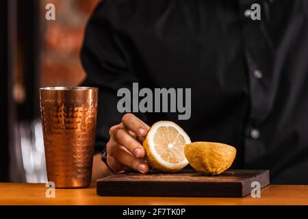 Barkeeper bereitet einen Cocktail in der Tha-Bar zu Stockfoto