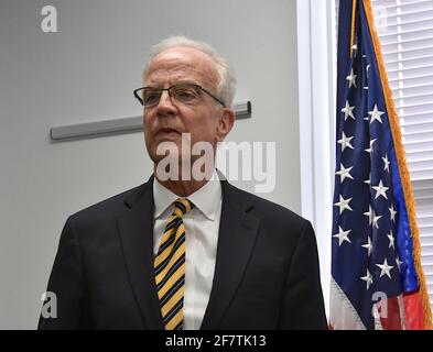 Emporia, Kansas, USA, April 9,2021 US-Senator Jerry Moran (R-KS) führt eine Pressekonferenz durch, nachdem er die neu installierten Einrichtungen des Newman Regional Hospital bereist hatte, um den Veteranen vor Ort eine bessere Behandlung zu bieten Stockfoto