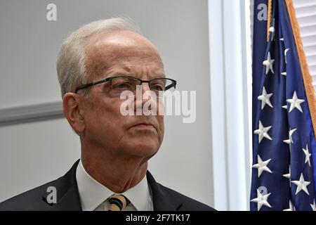 Emporia, Kansas, USA, April 9,2021 US-Senator Jerry Moran (R-KS) führt eine Pressekonferenz durch, nachdem er die neu installierten Einrichtungen des Newman Regional Hospital bereist hatte, um den Veteranen vor Ort eine bessere Behandlung zu bieten Stockfoto