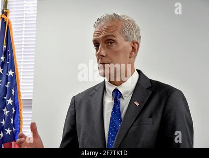 Emporia, Kansas, USA, April 9,2021 Denis McDonough, der neu bestätigte Sekretär für Veteranenangelegenheiten, beantwortet Fragen von Reportern während einer Pressekonferenz, nachdem er die neu installierten Einrichtungen im Newman Regional Hospital bereist hatte, um den lokalen Veteranen eine bessere Behandlung zu bieten Stockfoto
