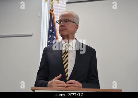 Emporia, Kansas, USA, April 9,2021 US-Senator Jerry Moran (R-KS) führt eine Pressekonferenz durch, nachdem er die neu installierten Einrichtungen des Newman Regional Hospital bereist hatte, um den Veteranen vor Ort eine bessere Behandlung zu bieten Stockfoto