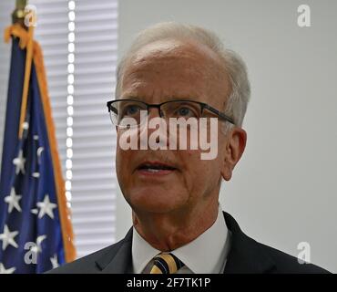 Emporia, Kansas, USA, April 9,2021 US-Senator Jerry Moran (R-KS) führt eine Pressekonferenz durch, nachdem er die neu installierten Einrichtungen des Newman Regional Hospital bereist hatte, um den Veteranen vor Ort eine bessere Behandlung zu bieten Stockfoto