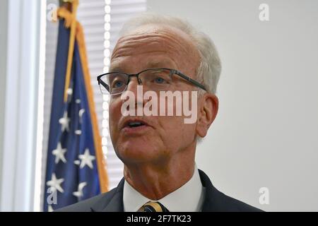 Emporia, Kansas, USA, April 9,2021 US-Senator Jerry Moran (R-KS) führt eine Pressekonferenz durch, nachdem er die neu installierten Einrichtungen des Newman Regional Hospital bereist hatte, um den Veteranen vor Ort eine bessere Behandlung zu bieten Stockfoto