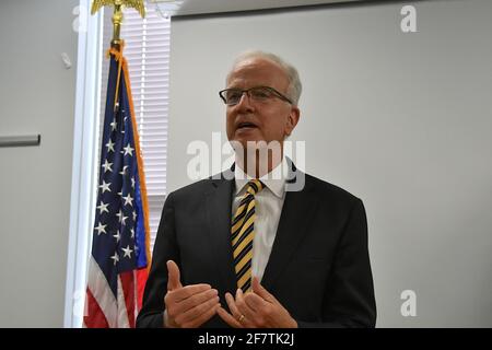 Emporia, Kansas, USA, April 9,2021 US-Senator Jerry Moran (R-KS) führt eine Pressekonferenz durch, nachdem er die neu installierten Einrichtungen des Newman Regional Hospital bereist hatte, um den Veteranen vor Ort eine bessere Behandlung zu bieten Stockfoto