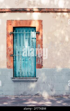 Toulouse, Österreich, Frankreich; 21. Juli 2018: Altes türkisfarbenes Fenster mit Bars auf einer Stadtstraße Stockfoto